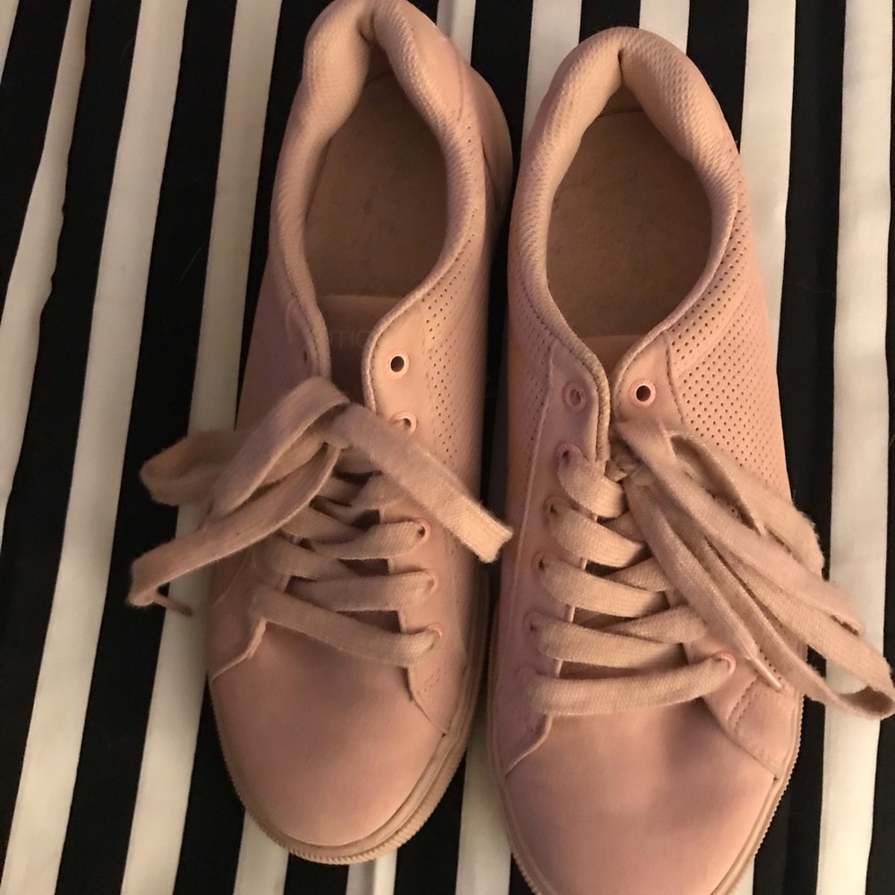 Nautica pinkish/blush tennis shoes. Size 10. Worn a couple of times.